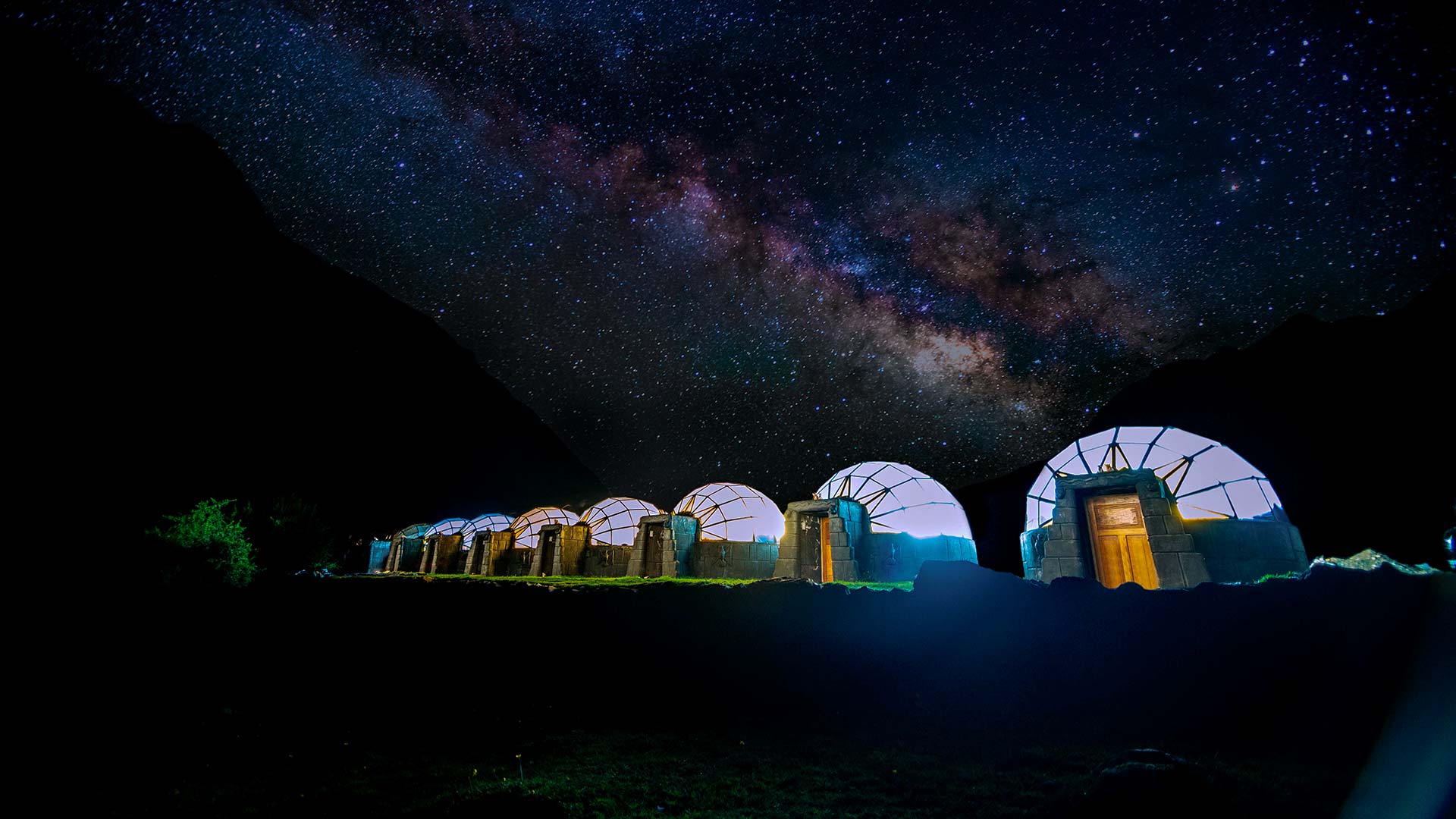 Vista de nosso Sky Camp e do céu noturno repleto de estrelas em Soraypampa - Trilha Salkantay Machu Picchu