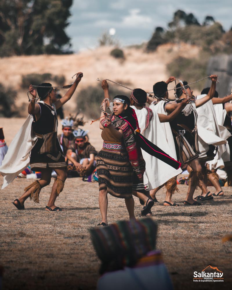 Grupo de pessoas dançando na esplanada de Saqsayhuaman durante o festival Inti Raymi.