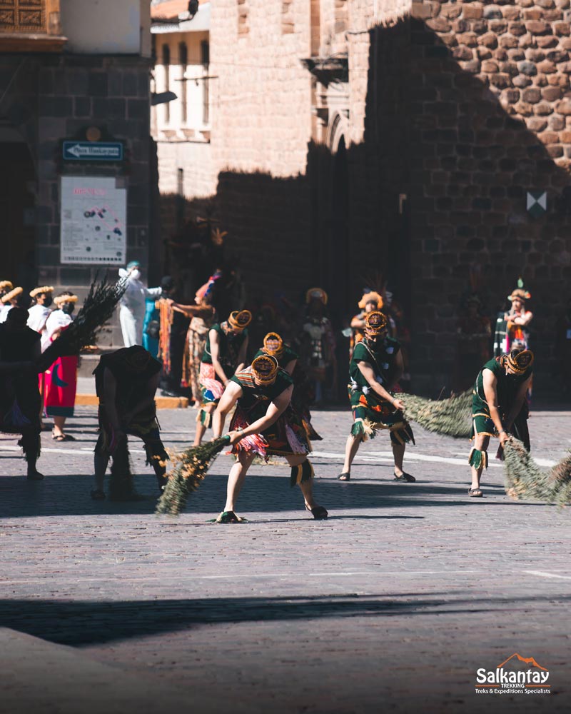 Grupo de pessoas dançando na praça principal de Cusco como parte da festa Inti Raymi.