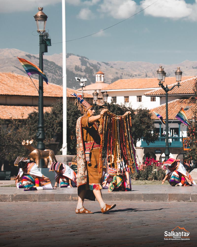 Um inca carregando o quipu durante a festa de Inti Raymi.