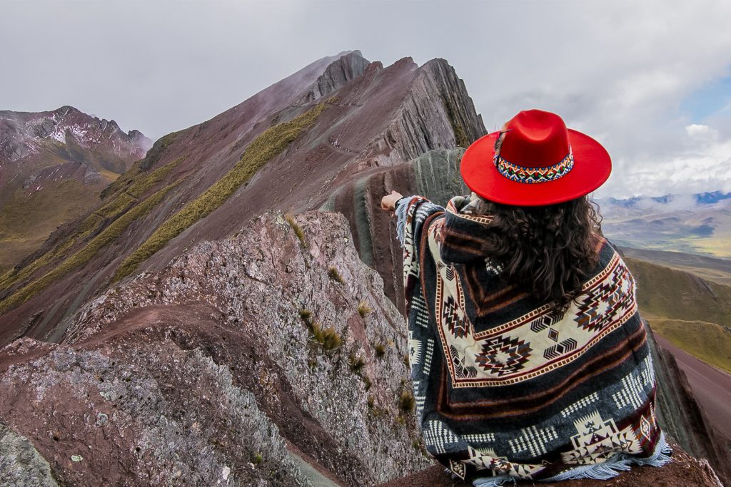 Turista na montanha de Pallay Punchu