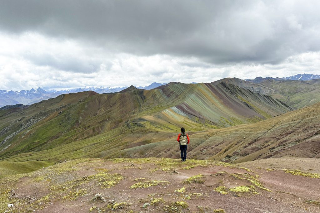 Turista de costas olhando para a Montanha Colorida de Palccoyo