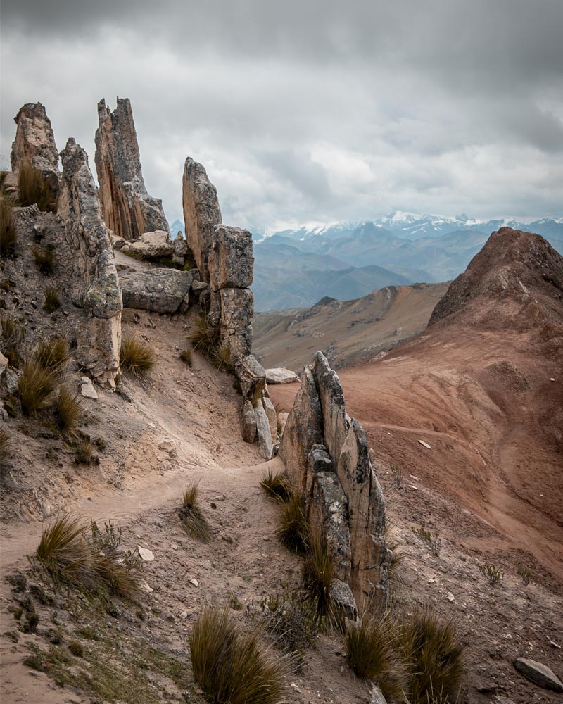 Foto panorâmica da floresta de pedras gigantes na montanha colorida de Palccoyo.