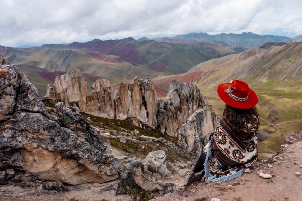 Turista nas florestas de pedras gigantes de Palccoyo