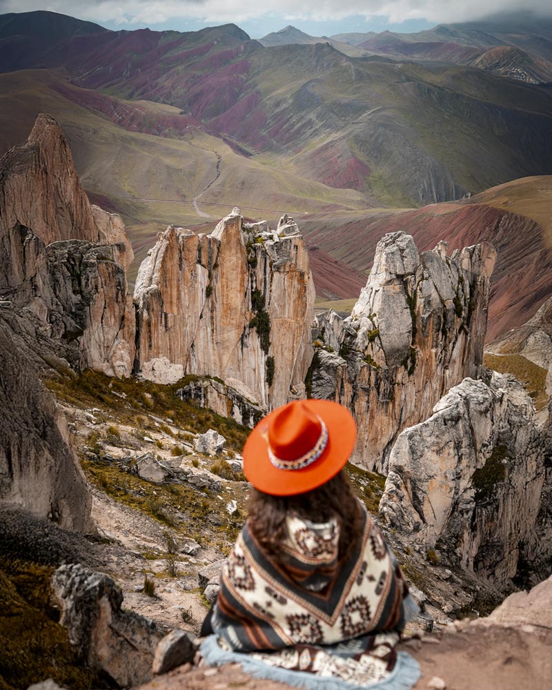 Turista nas florestas de pedras gigantes na montanha de Palccoyo