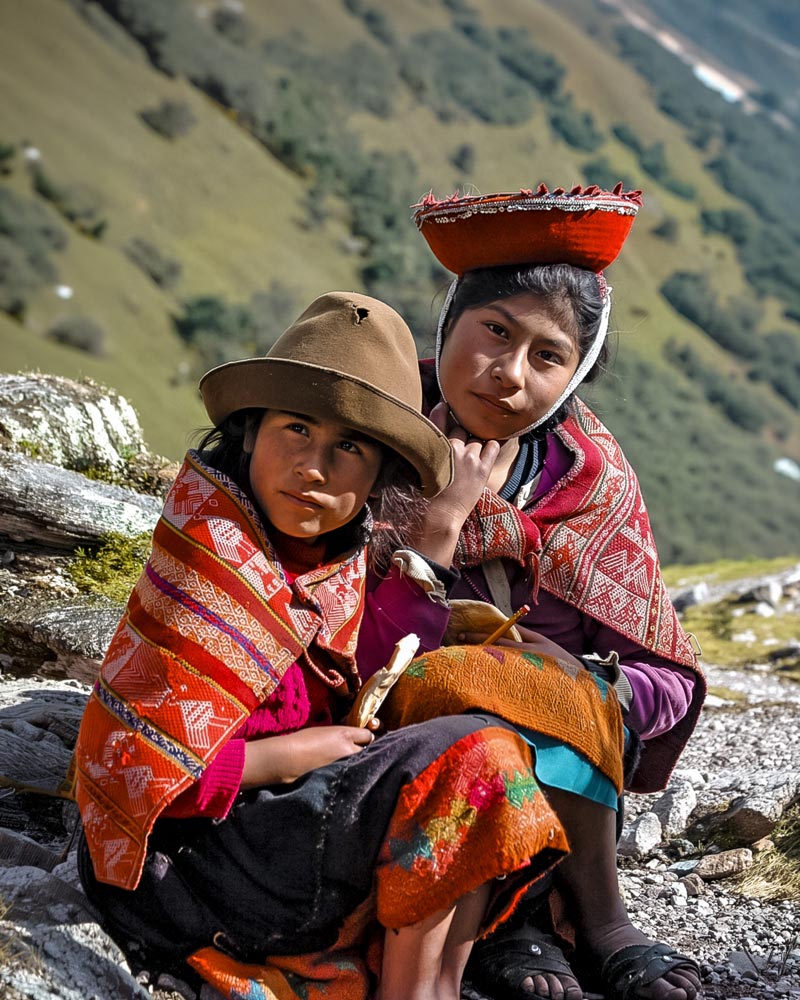 Duas meninas andinas com suas roupas tradicionais na rota de Lares.