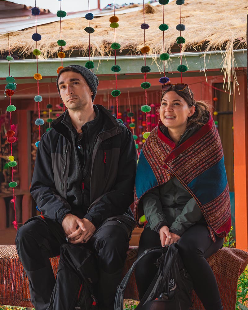 Casal no centro têxtil de Chinchero