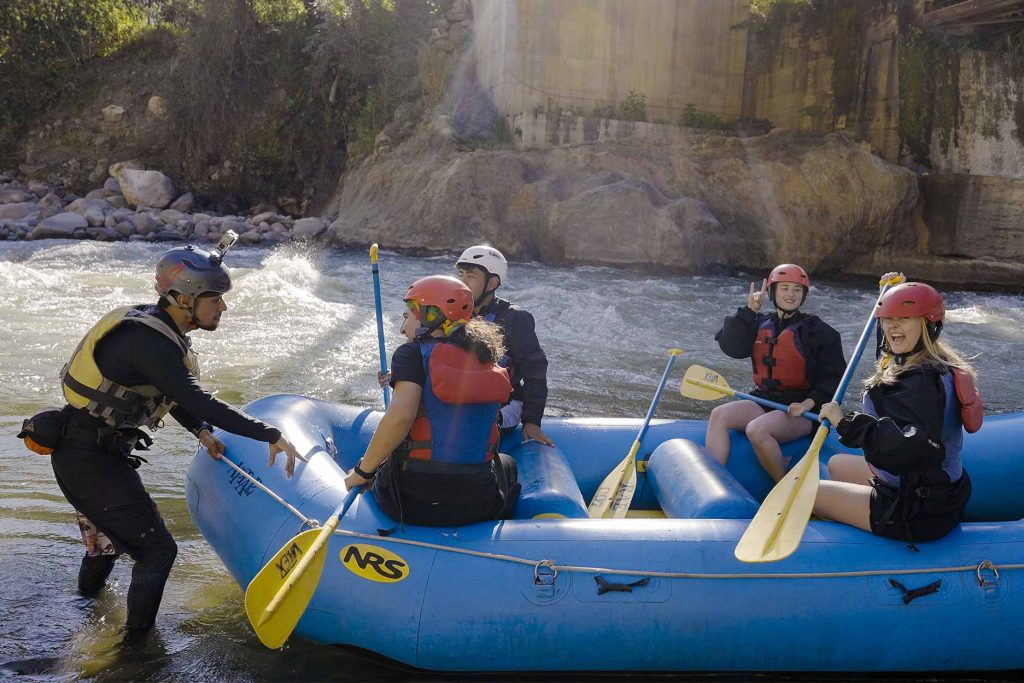 Grupo praticando rafting no Inca Jungle