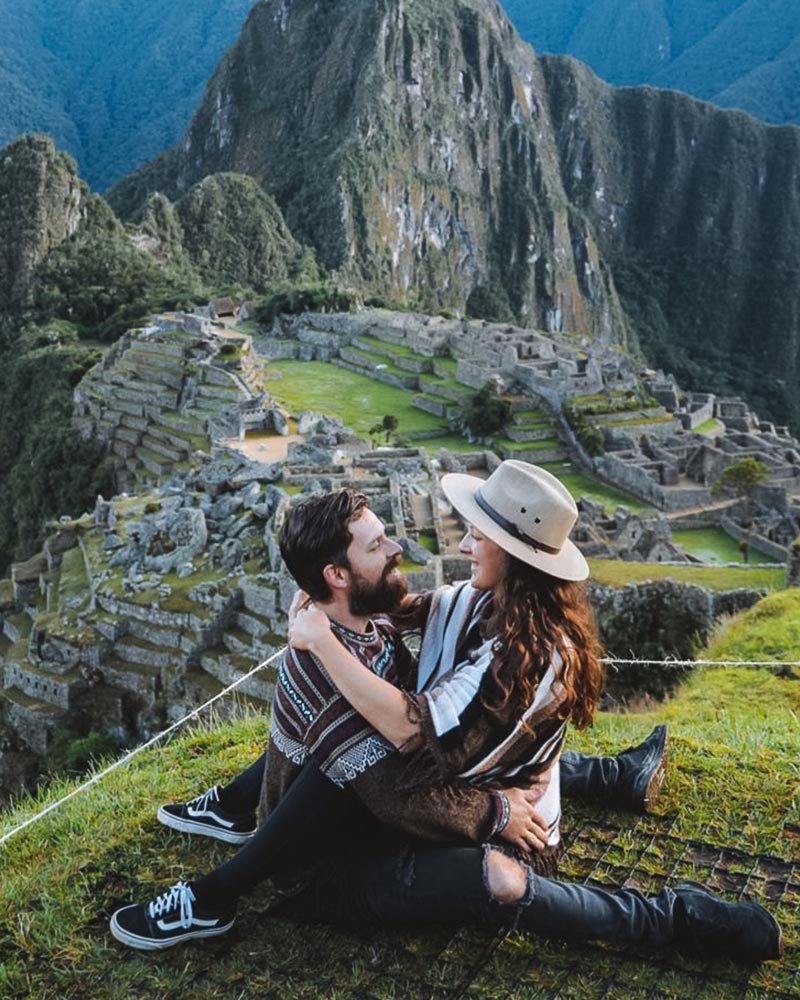 Casal curtindo Machu Picchu