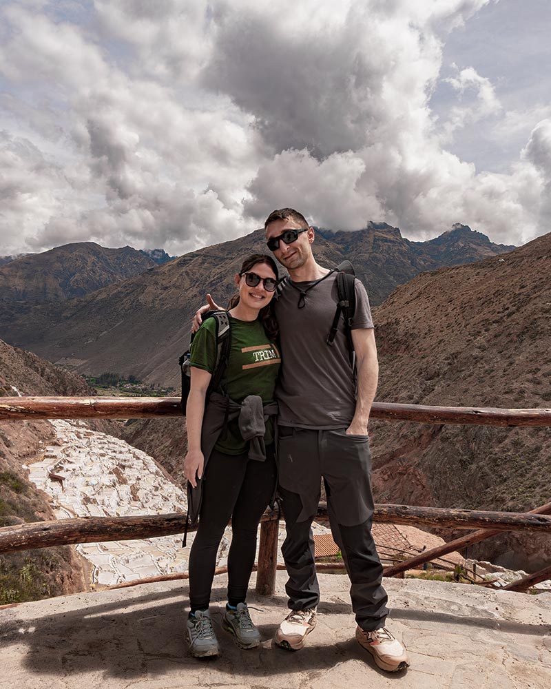 Casal no mirante das salinas de Maras, no Vale Sagrado