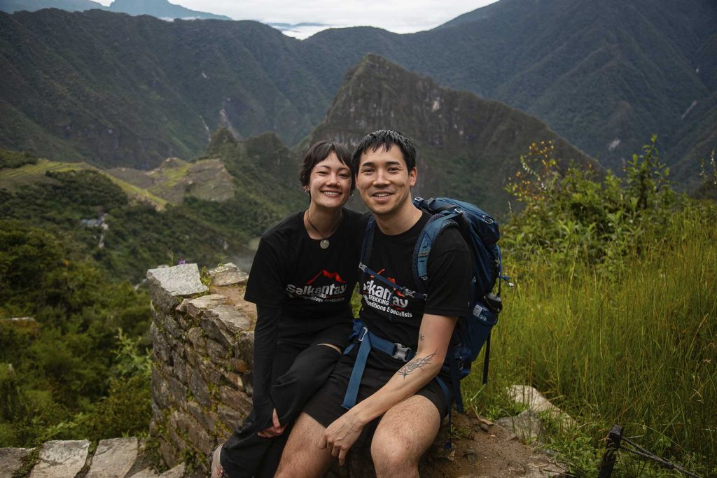 Casal percorrendo o Caminho Inca em Cusco
