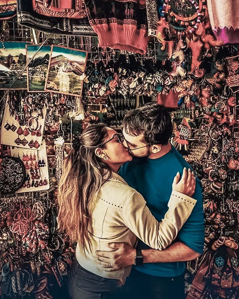 Casal se beijando em um mercado de Cusco