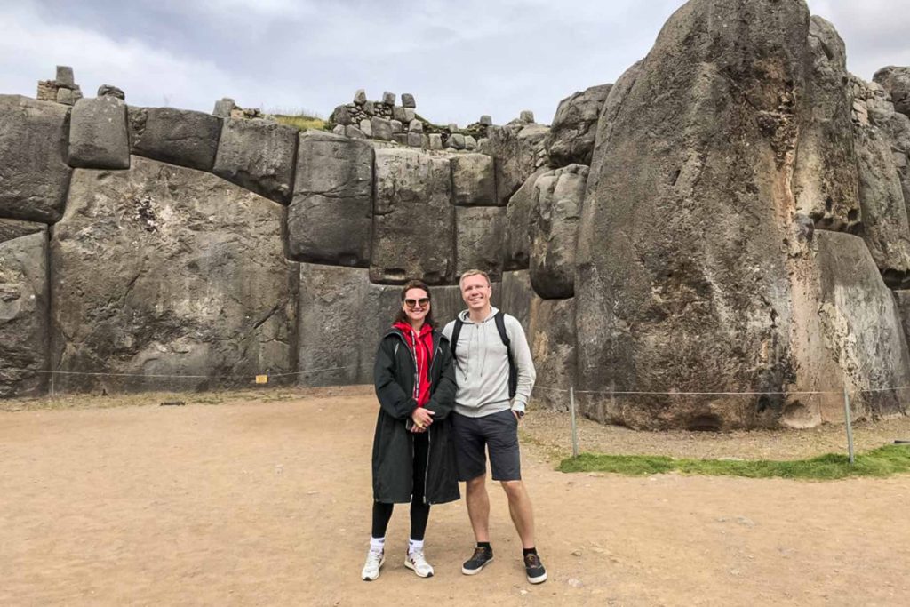 Casal tirando uma foto em Sacsayhuaman