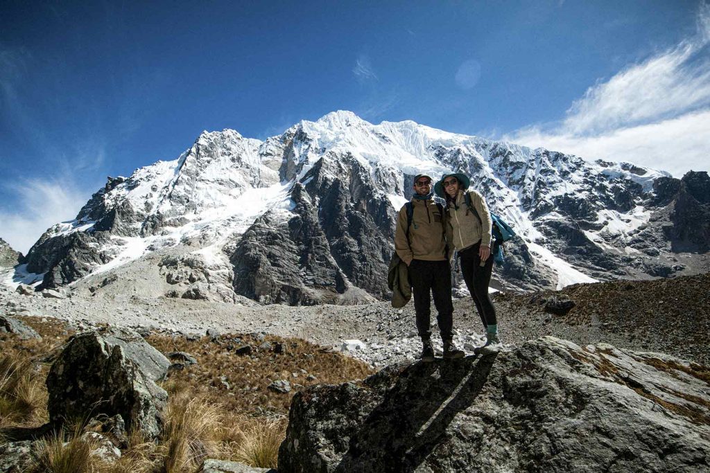 Casal percorrendo a trilha Salkantay em Cusco