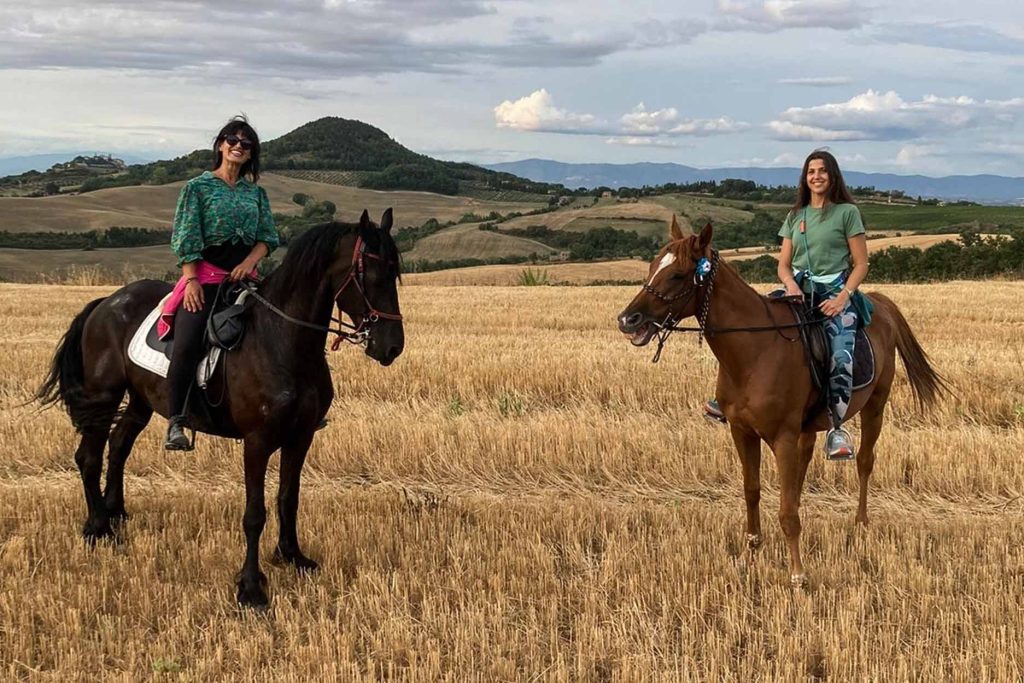 Dois turistas fazendo um passeio a cavalo em Cusco