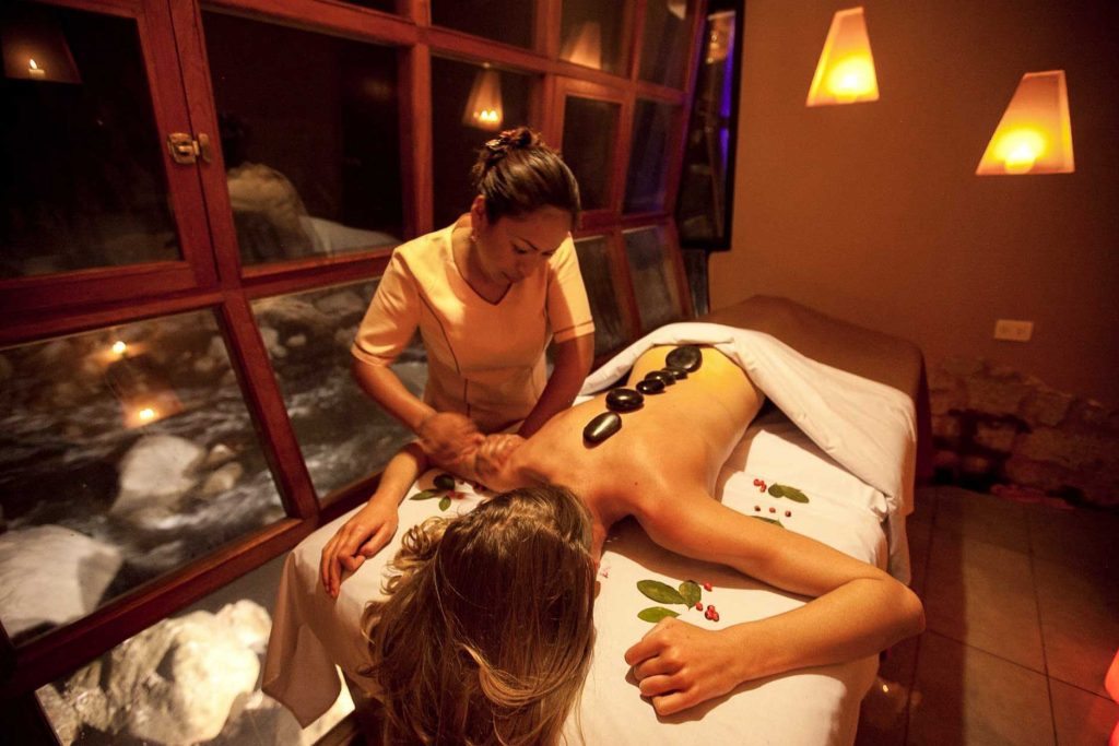 Mulher recebendo uma massagem em um spa em Cusco