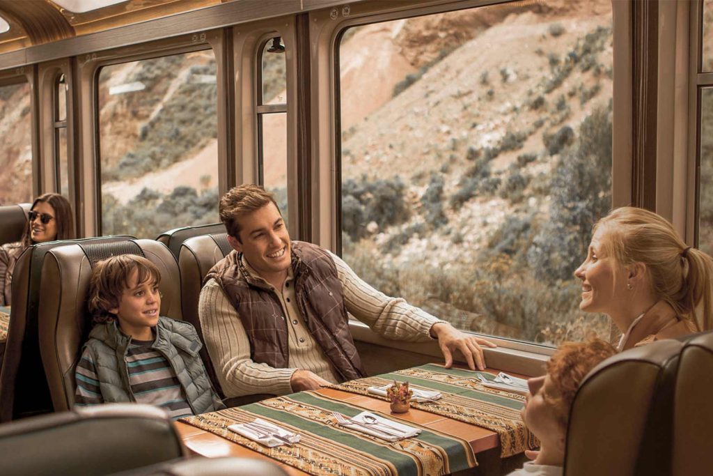 Família curtindo o trem panorâmico em Machu Picchu
