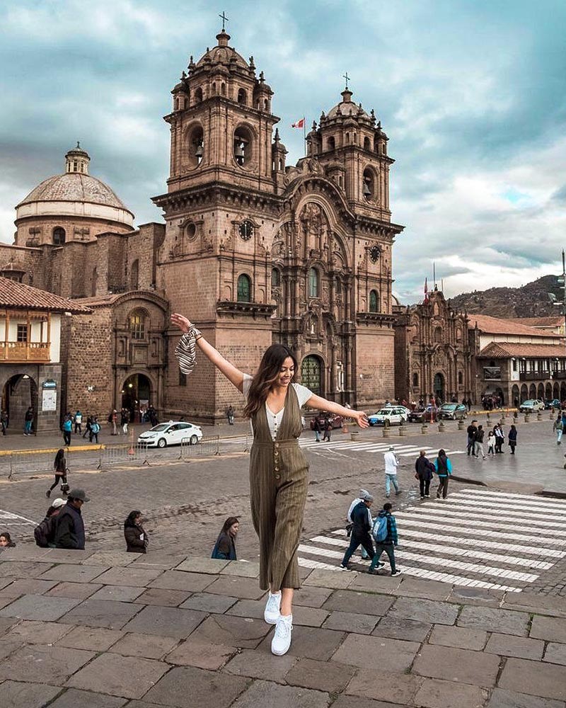 Um turista feliz no centro histórico de Cusco
