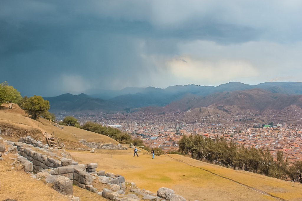 Foto panorâmica de Cusco desde Sacsayhuaman bajo la lluvia