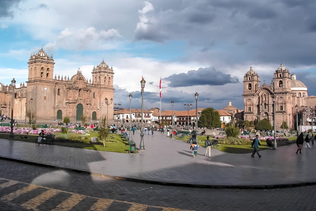 Foto panorâmica da praça principal de Cusco