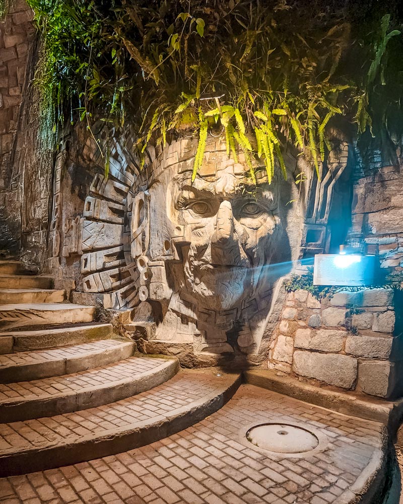 Wiracocha esculpido em pedra na cidade de Aguas Calientes