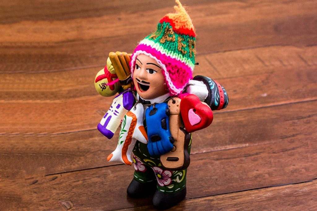Ekeko, figura da sorte no Peru, com traje típico de Cusco.