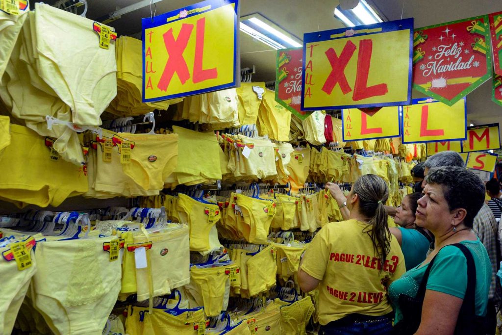 Barraca de roupas amarelas para o Ano Novo em Cusco
