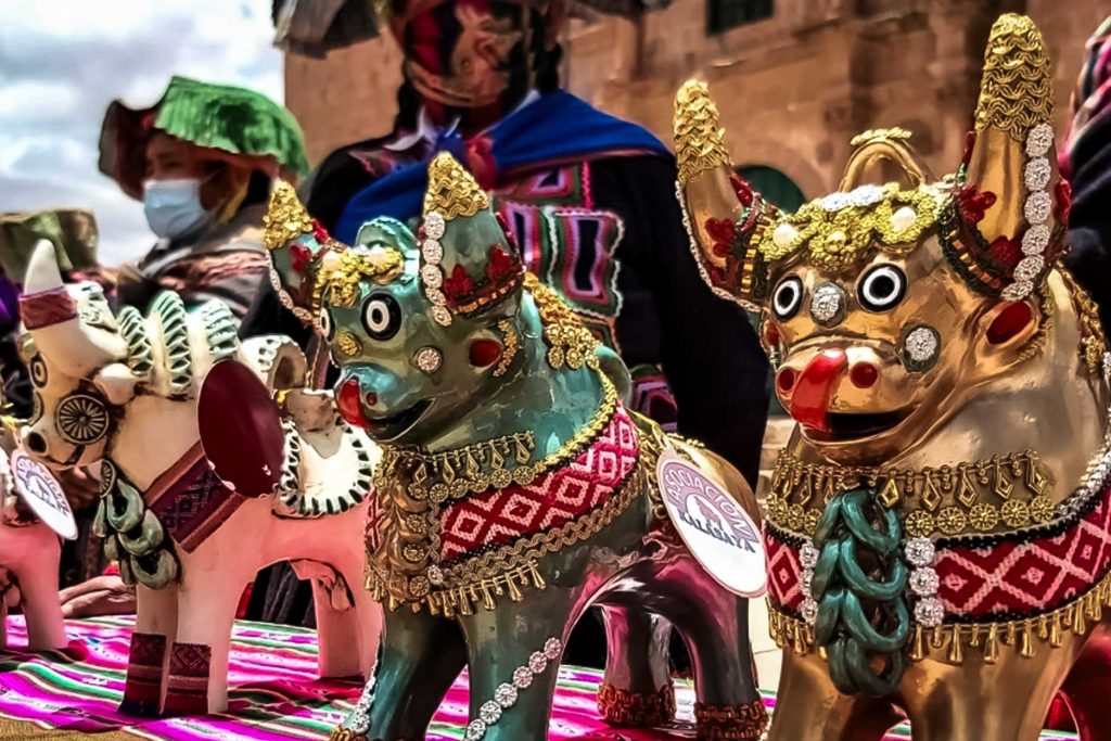 Toritos de Pucara em uma barraca de Natal em Cusco