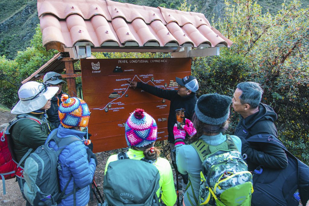 Guia explicando a rota da Trilha Inca para Machu Picchu