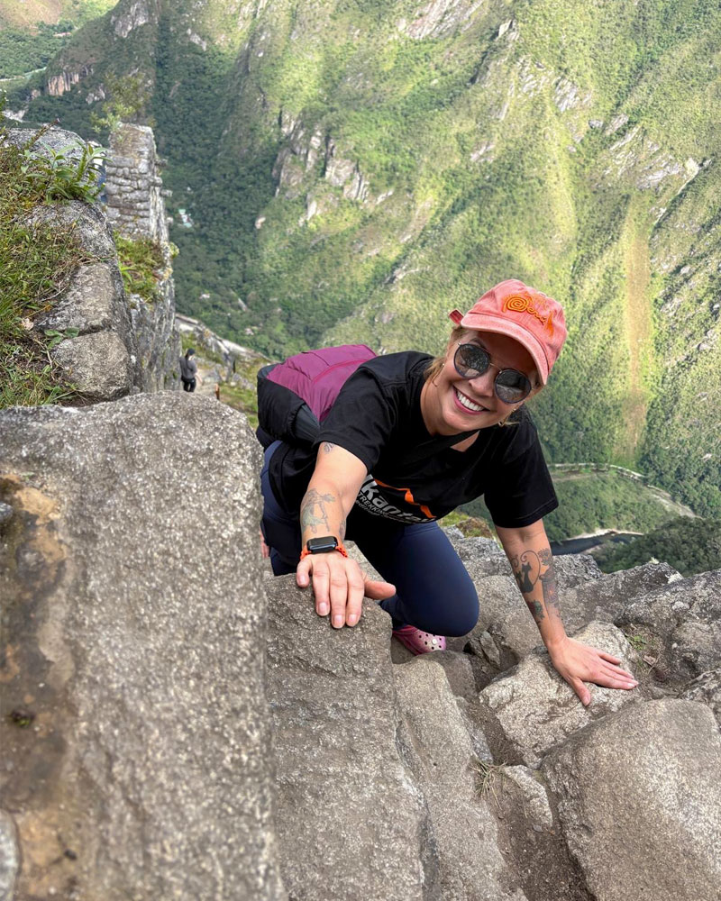 Mulher nas escadas da morte Huayna Picchu