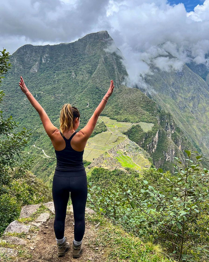 Mulher posando no mirante Huayna Picchu