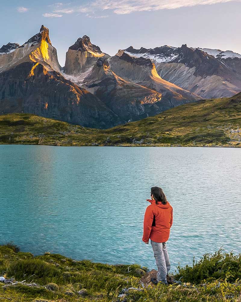 Homem fazendo caminhada no Parque Nacional Torres del Paine, no Chile