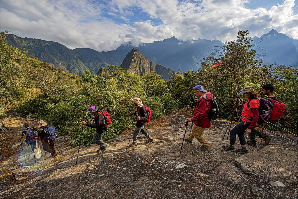 Grupo de turistas chegando a Machu Picchu pela Trilha Inca