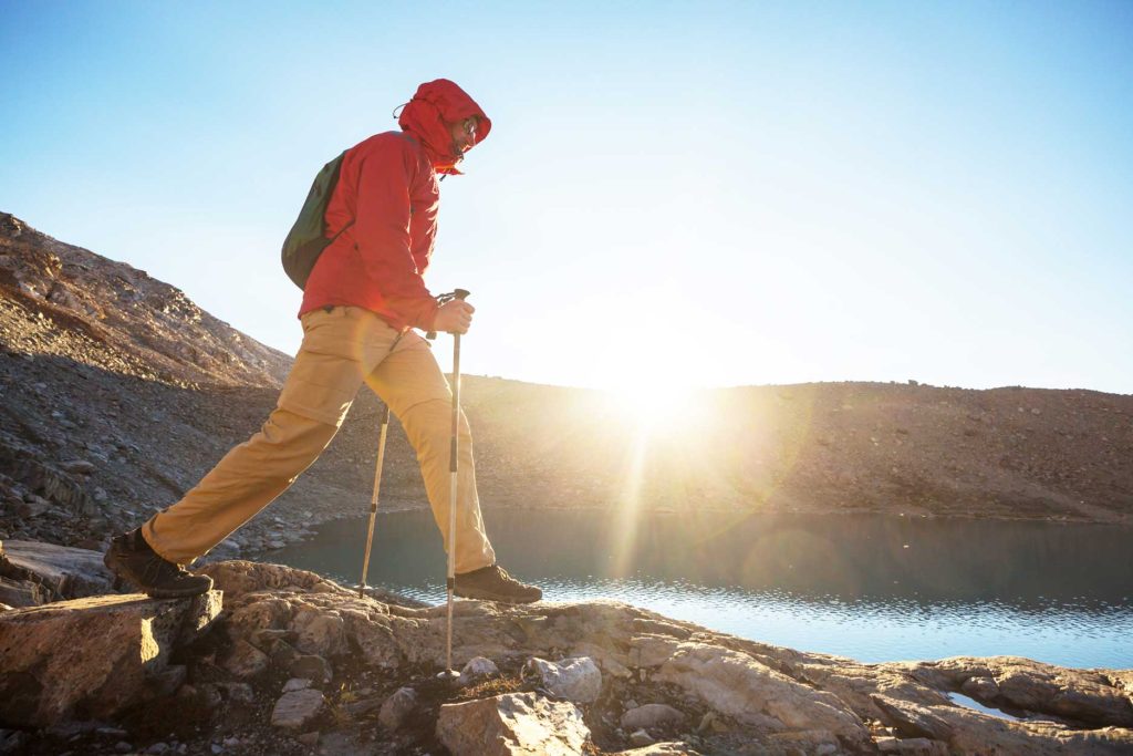 Homem fazendo caminhada em uma lagoa em Cusco, Peru