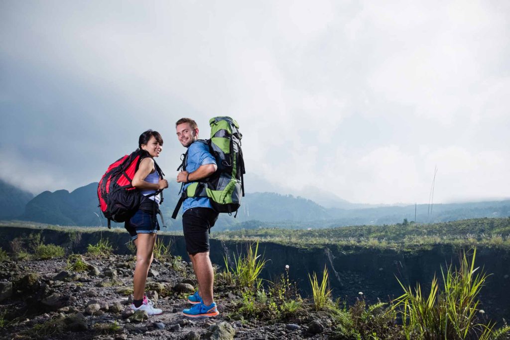 Casal fazendo trekking no Peru
