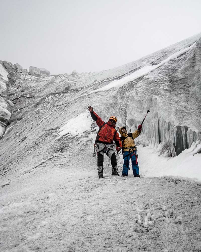 Pai e filho fazendo trekking no acampamento base do Everest, no Nepal