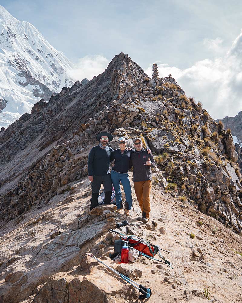 Grupo tirando uma foto na passagem de Salkantay, trekking