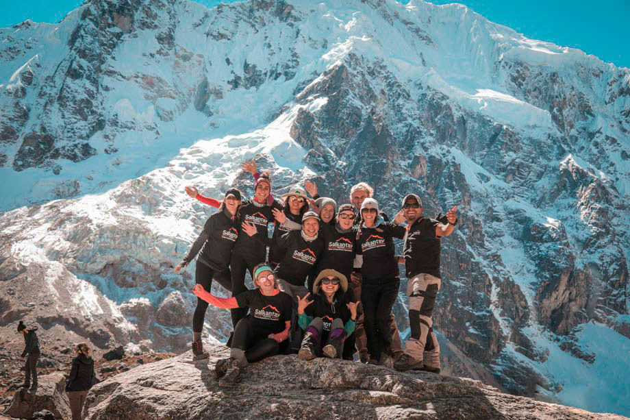 Grupo de turistas parado em uma rocha na trilha Salkantay