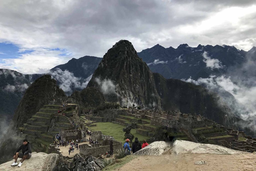 Machu Picchu com neblina na estação chuvosa