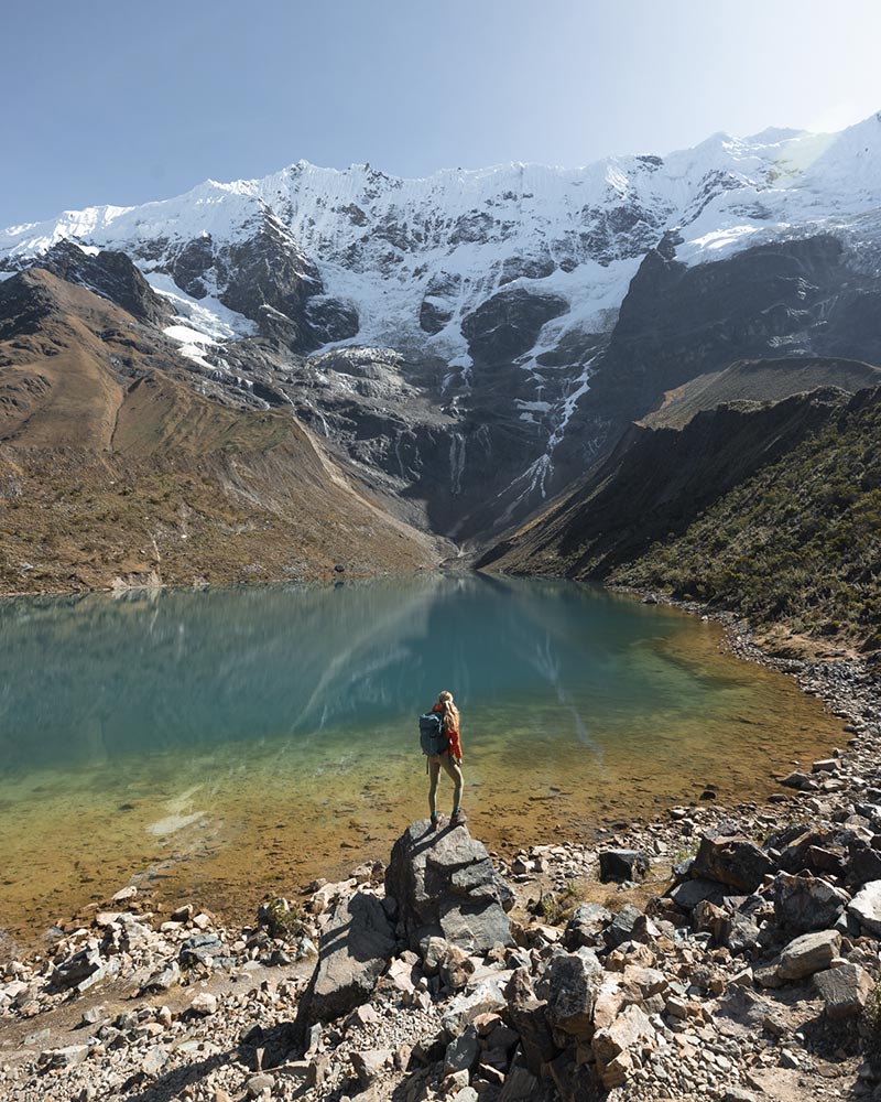 Turista posando na Lagoa Humantay, na Trilha Salkantay