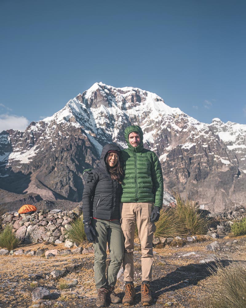 Um casal de turistas na rota Ausangate.