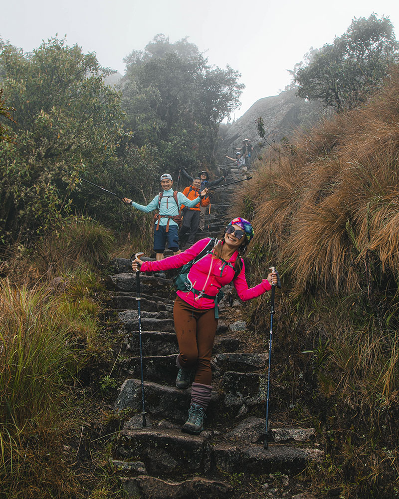 Turistas posando na Trilha Inca a caminho de Machu Picchu