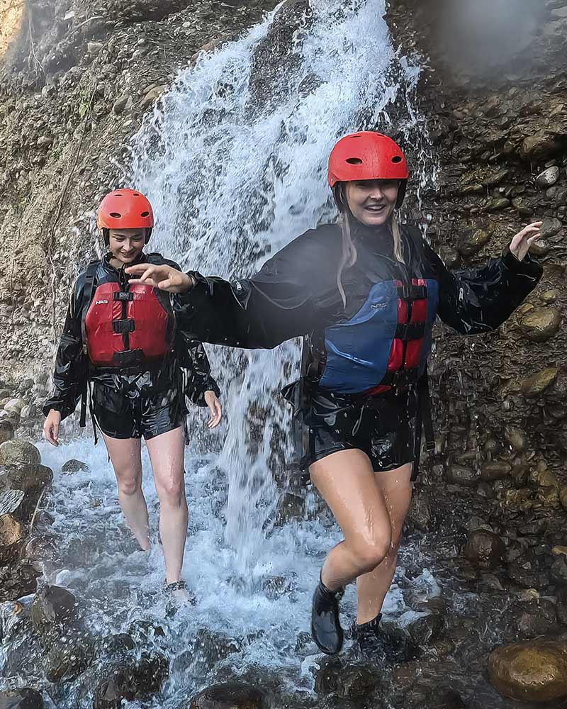 Turistas antes de fazer rafting na Caminhada da Selva Inca