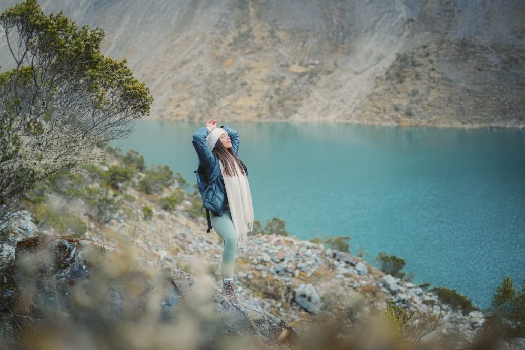 Turista apreciando a paisagem na lagoa Humantay