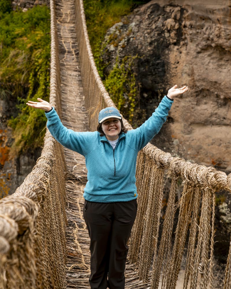 Turista em pé na ponte inca de Qeswachaka