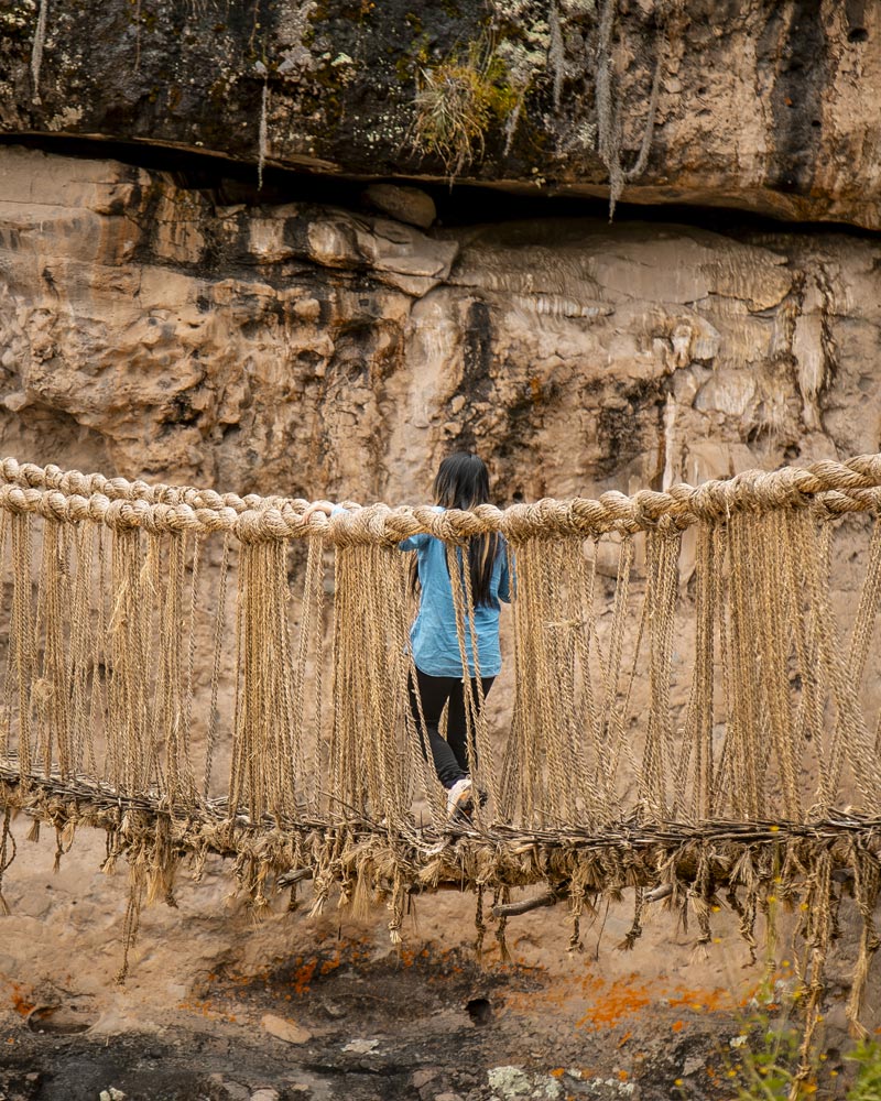 Turista atravessando a ponte inca de Q'eswachaka