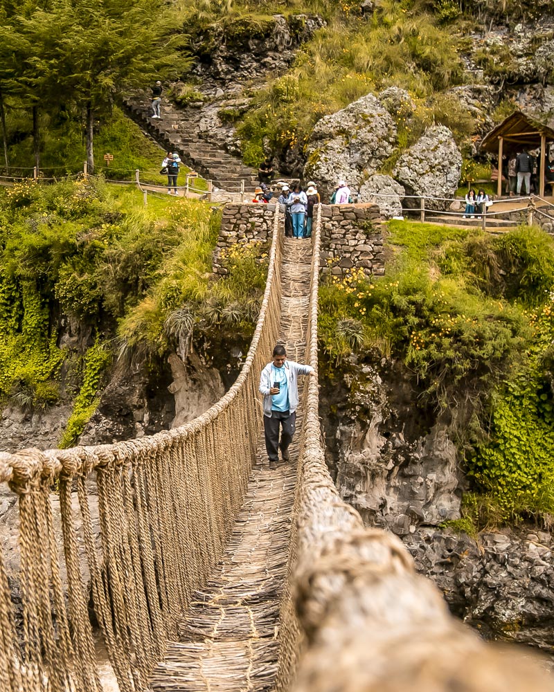 Turistas atravessando a ponte de Q'eswachaka