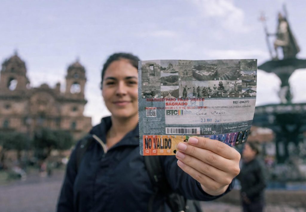 Turista com o bilhete turístico na Praça de Armas de Cusco