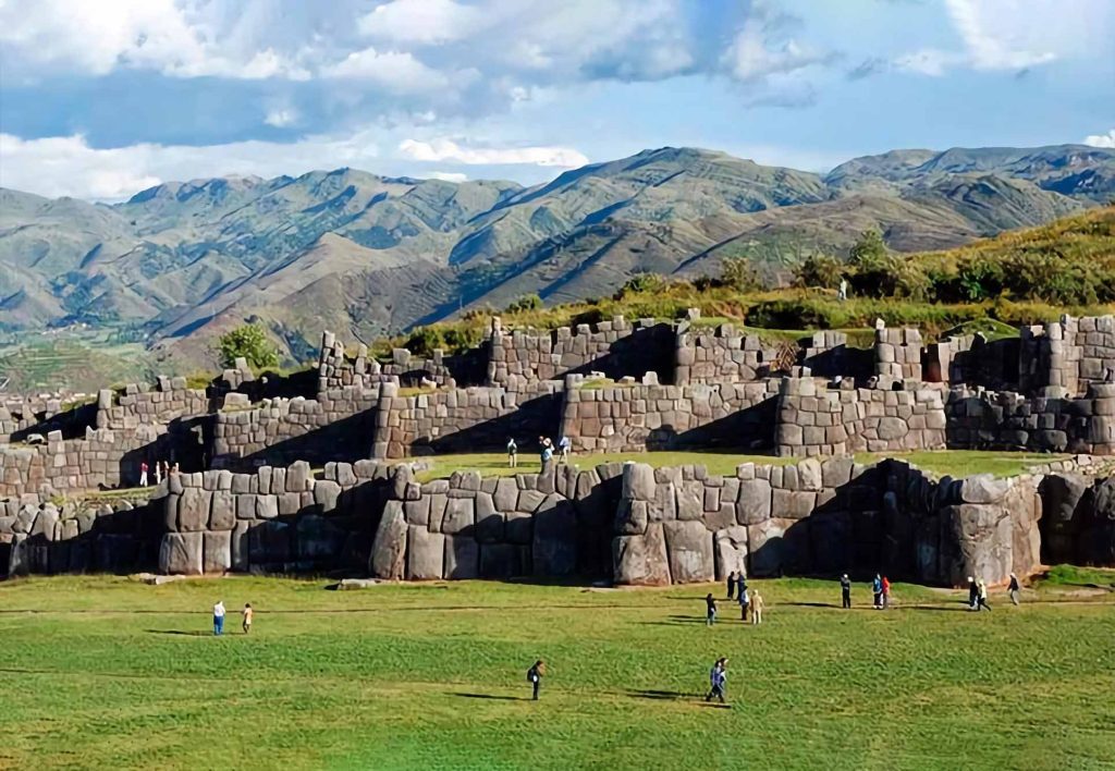 Parque arqueológico de Sacsayhuaman ao entardecer