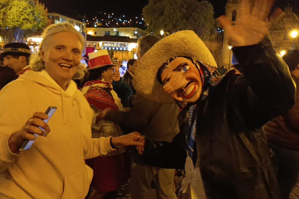 Turista e dançarina na noite de Cruz Velacuy
